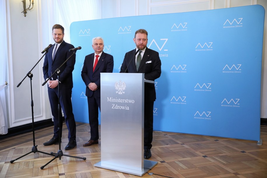 Minister zdrowia Łukasz Szumowski (P), wiceminister Waldemar Kraska (C) i wiceminister Janusz Cieszyński (L) podczas konferencji prasowej w Ministerstwie Zdrowia / 	Lech Muszyński    /PAP
