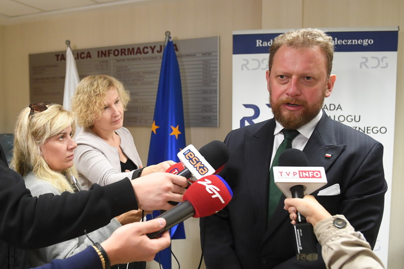Minister zdrowia Łukasz Szumowski podczas konferencji prasowej w Centrum Partnerstwa Społecznego "Dialog" w Warszawie. /PAP