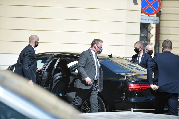 Minister zdrowia Łukasz Szumowski przed budynkiem przy sztabie wyborczym Andrzeja Dudy / 	Marcin Obara  /PAP/EPA