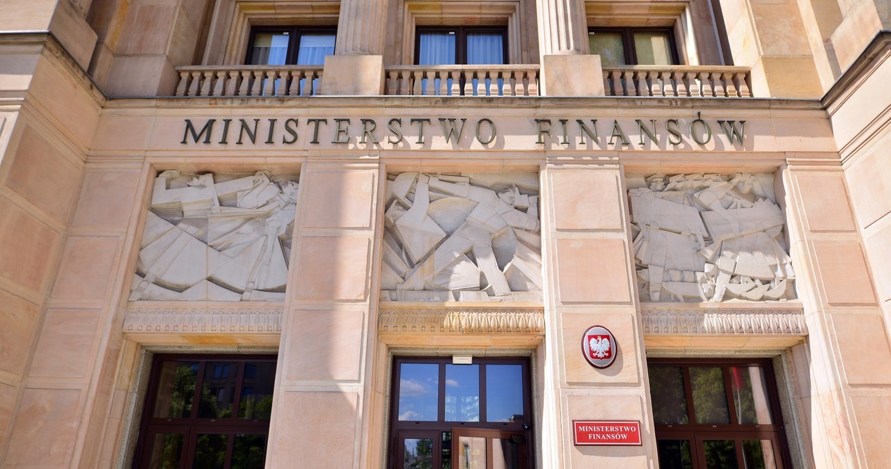 Ministerstwo Finansów ostrzega przed oszustami /123RF/PICSEL