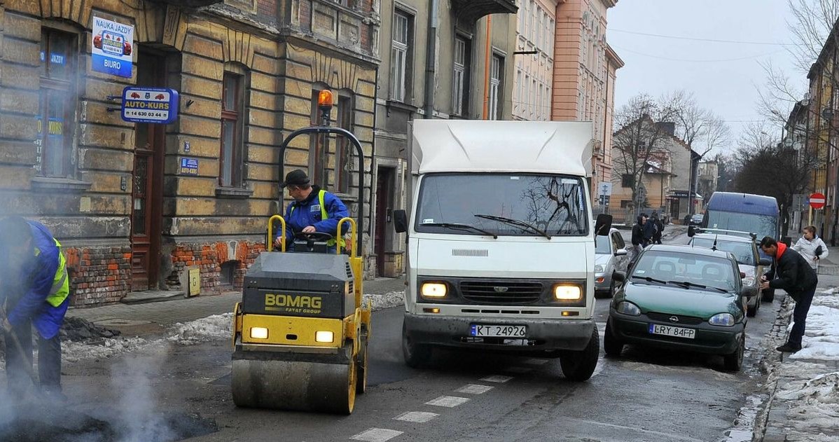 Ministerstwo Finansów proponuje nową definicję "pojazdu". Zwalnia ona z obowiązku posiadania ubezpieczenia OC właścicieli pojazdów wolnobieżnych /Fot. Tadeusz Koniarz/REPORTER /Agencja SE/East News