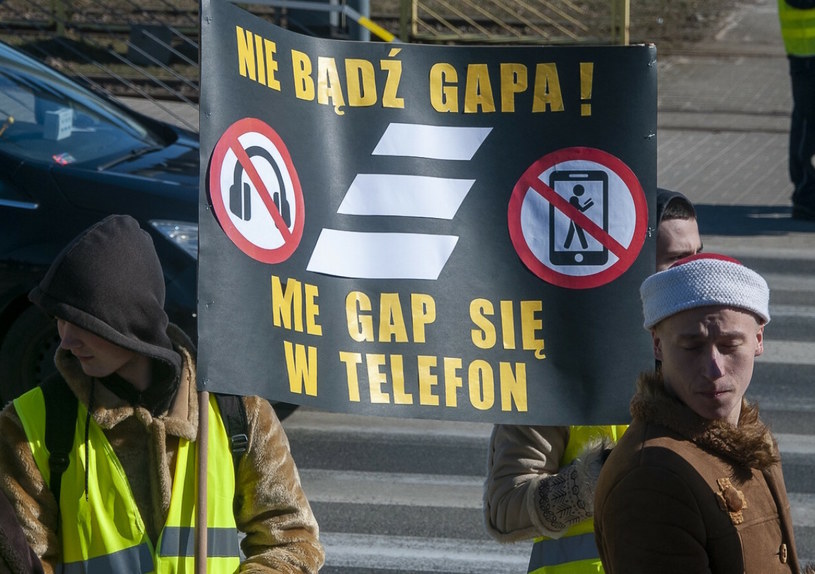 Ministerstwo Infrastruktury przeciwne zakazowi używania telefonów na przejściach dla pieszych /Stanisław Bielski/Reporter /Agencja SE/East News