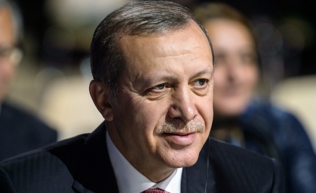 Ministerstwo obrony Rosji: Prezydent Turcji nielegalnie handluje ropą z Państwem Islamskim