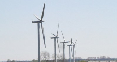 Ministerstwo potwierdza, że nowe kryteria mają ułatwić wybór najlepszych projektów farm wiatrowych /AFP