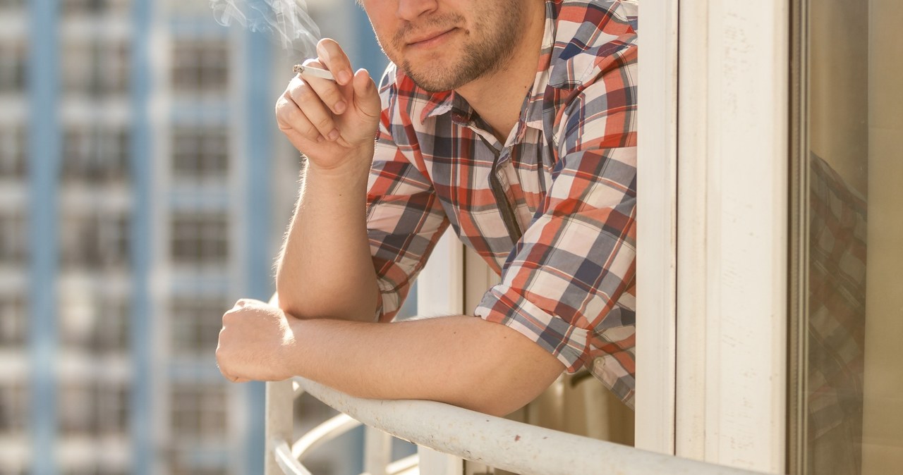 Ministerstwo Zdrowia otrzymało petycje, której autorzy domagają się zakazania palenia papierosów na balkonach w blokach /kryzhov /123RF/PICSEL
