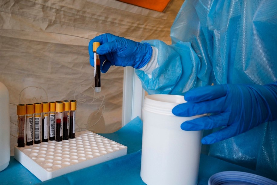 Ministerstwo Zdrowia poinformowało o nowych przypadkach koronawirusa w Polsce /GIUSEPPE LAMI /PAP/EPA