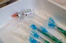 Ministerstwo Zdrowia zaleca, by preparatem firmy AstraZeneca szczepić przeciw COVID-19 osoby do 69 lat