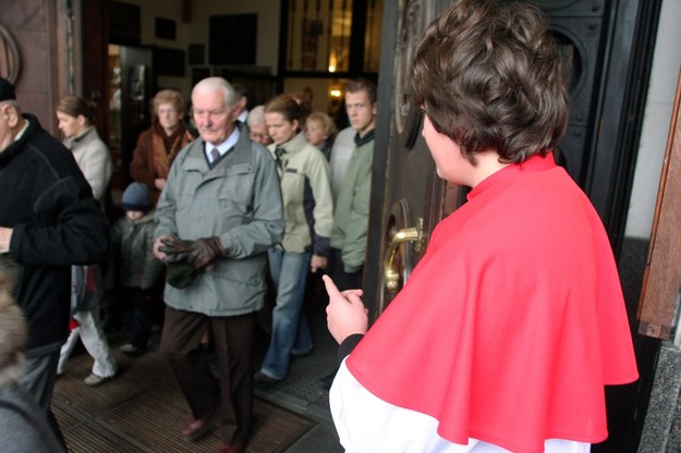 Ministrant liczący wiernych wychodzących ze mszy w kościele Św. Stanisława Kostki w Warszawie / 	Tomasz Gzell    /PAP