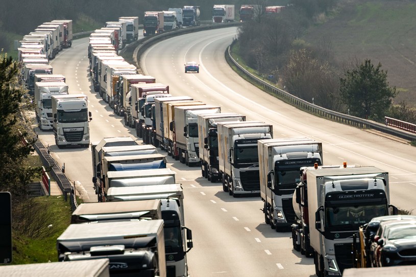 Ministrowie chcą zakazu transportu do i z Rosji i Białorusi /AFP