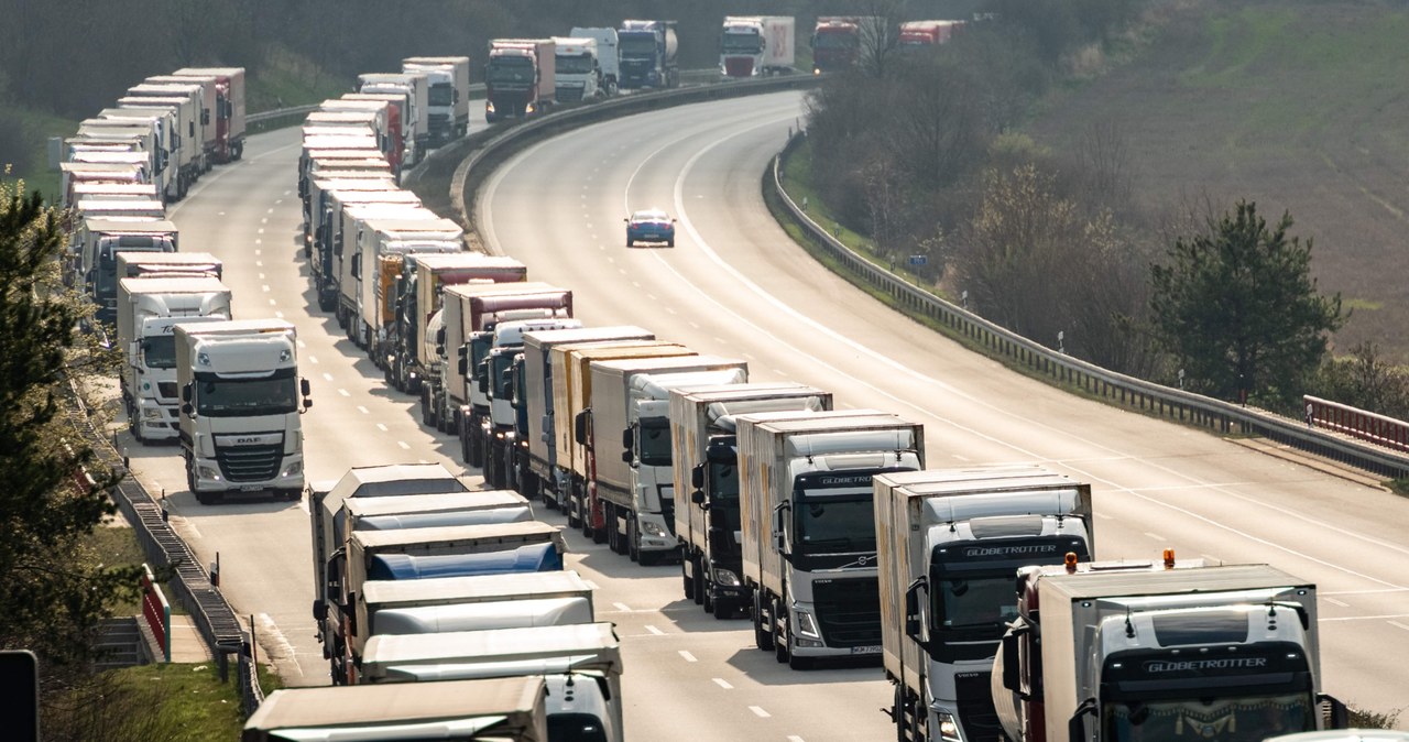 Ministrowie chcą zakazu transportu do i z Rosji i Białorusi /AFP