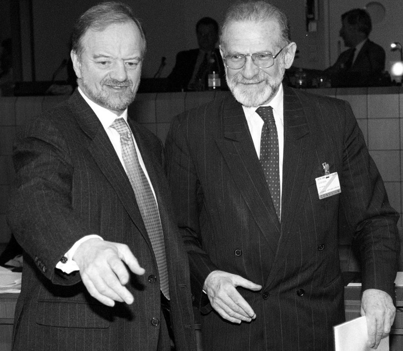 Ministrowie spraw zagranicznych wwielkiej Brytanii - Robin Cook i Polski - Bronisław Geremek na posiedzeniu w Brukseli 31 marca 1998 r. /AFP