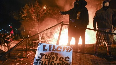 Minneapolis w ogniu, na ulicach regularna bitwa, Gwardia Narodowa w gotowości. Rozruchy po śmierci George'a Floyda