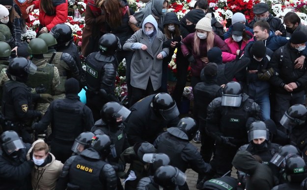 Mińsk. Policjanci zatrzymują uczestników protestu przeciwko reżimowi Alaksandra Łukaszenki / 	STR   /PAP/EPA