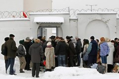 Mińsk: Przyszli, by przekazać aresztowanym jedzenie i odzież
