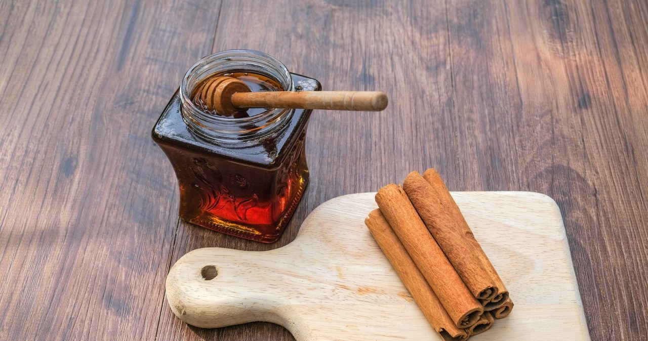 Miód i cynamon doskonale sprawdzą się jako maść ogrodnicza /123RF/PICSEL