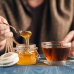 Miód na przeziębienie zimą. Domowy lek, który działa czy słodki mit?