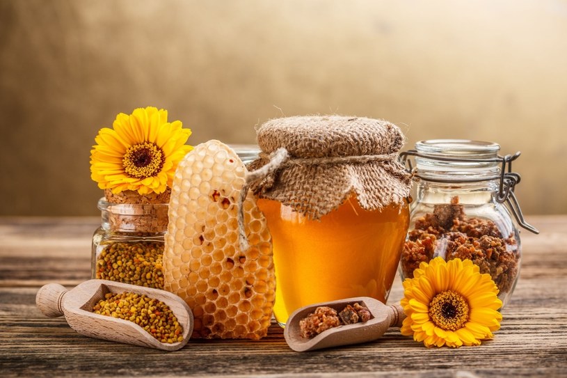 Miód to niejedyne dobrodziejstwo produkowane przez pszczoły /123RF/PICSEL
