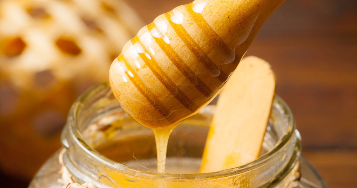 Miód z cukrem to świetny peeling do ust /123RF/PICSEL