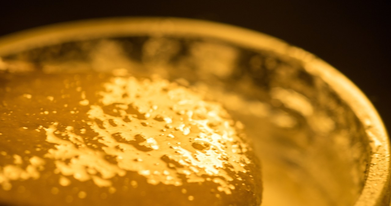 Miód z wigilii możesz wykorzystać do przygotowania maseczki do twarzy. Po jej zastosowaniu cera będzie gładsza i bardziej miękka już po pierwszym użyciu /123RF/PICSEL