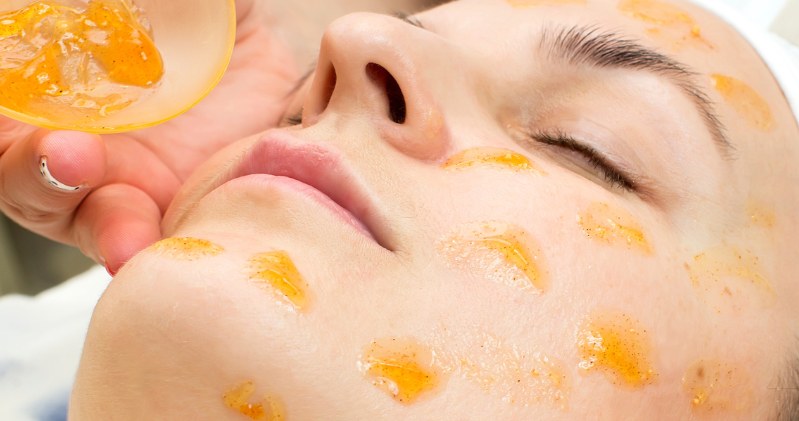 Miód z wigilii możesz wykorzystać do przygotowania maseczki do twarzy. Po jej zastosowaniu cera będzie gładsza i bardziej miękka już po pierwszym użyciu /Pixel