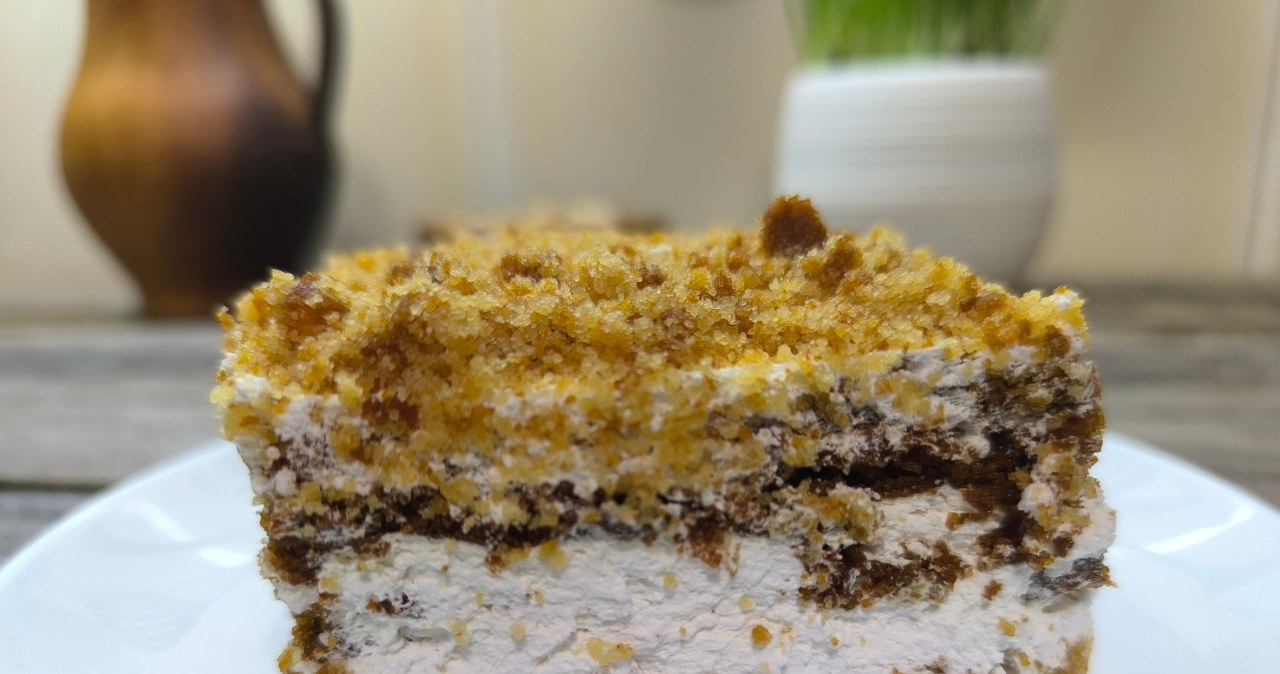 Miodowe ciasto z kremem maślano-waniliowym świetnie sprawdzi się na imprezy /nicolas555 /123RF/PICSEL