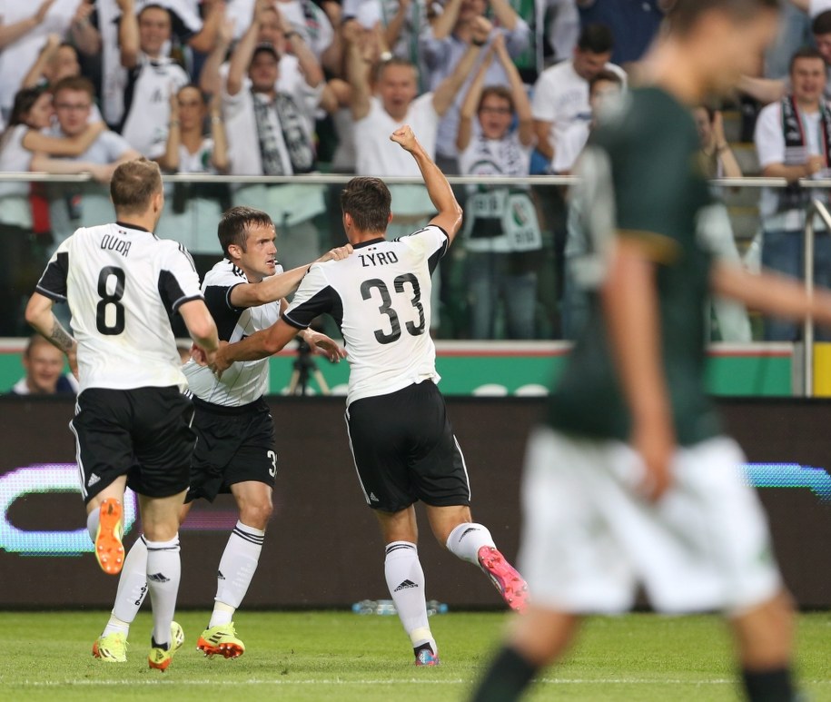 Miroslav Radović (w środku) przyjmuje gratulacje od Ondreja Dudy (po lewej) i Michała Żyro (po prawej) po zdobyciu wyrównującego gola w meczu 3. rundy eliminacji Ligi Mistrzów z Celtikiem Glasgow /Leszek Szymański /PAP