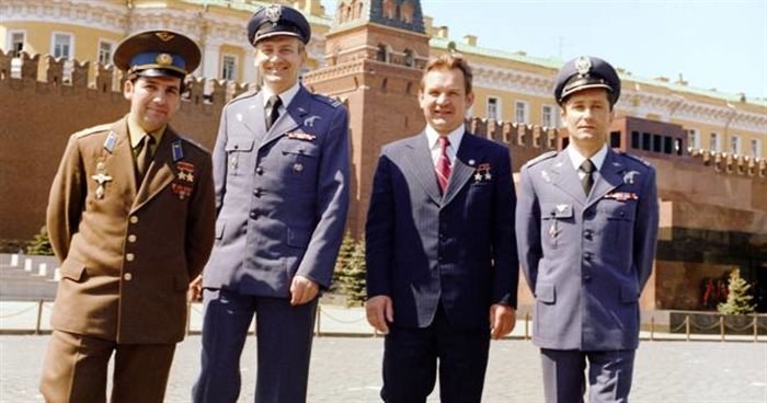 Mirosław Hermaszewski (drugi od lewej) nie był jedynym Polakiem, który został wybrany jako astronauta do misji Sojuz-30. Jego towarzyszem był także Zenon Jankowski (pierwszy od prawej) /PAP