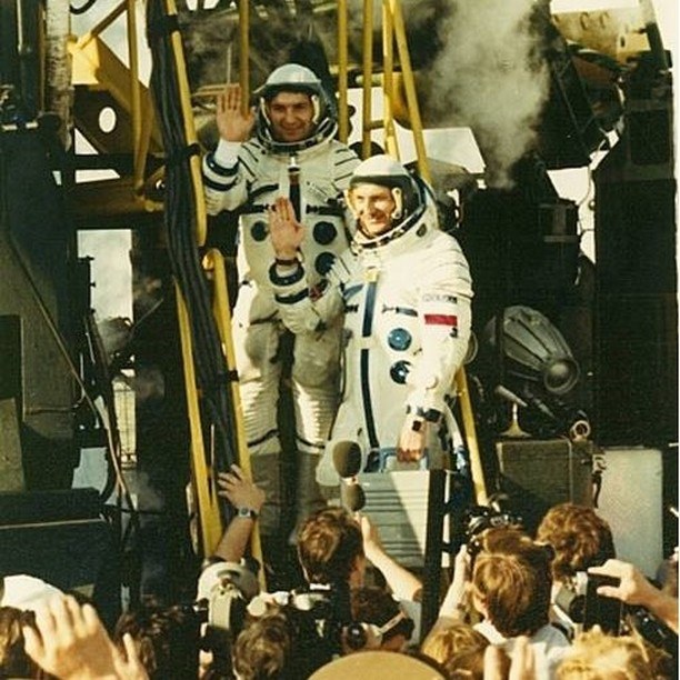 Mirosław Hermaszewski tuż przed startem misji Sojuz-30 wraz z jej drugim kosmonautą, Piotrem Klimukiem /hermaszewskicom /Instagram