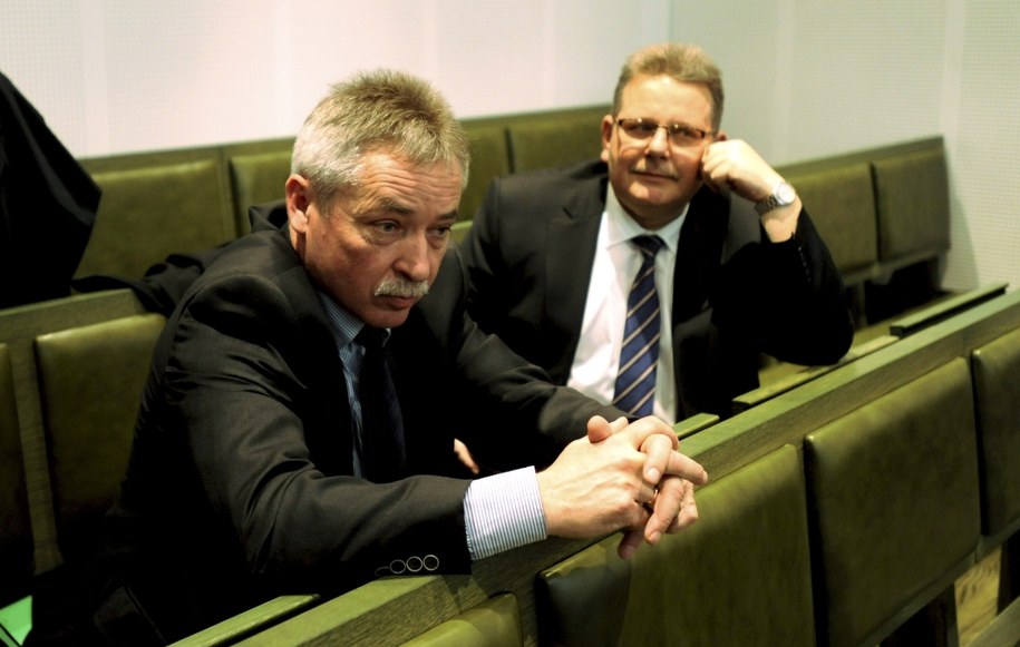 Mirosław Wądołowski (po lewej) i mecenas Jarosław Warylewski na sali rozpraw /Bartłomiej Zborowski /PAP