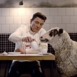 Mirosław Zbrojewicz rozmawia z owcą