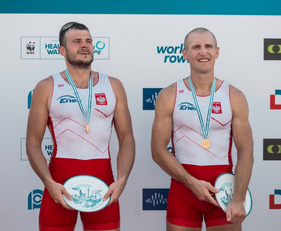 Mirosław Ziętarski i Mateusz Biskup ze złotymi medalami MŚ /ALEX PLAVEVSKI /PAP/EPA