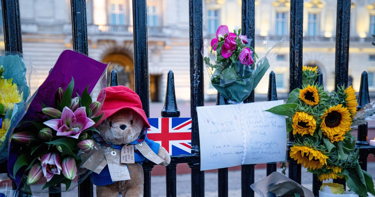 Miś Paddington i kwiaty na bramie Pałacu Buckingham /Hesther Ng/SOPA Images /Getty Images