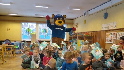 Miś uczy zasad bezpieczeństwa na stoku