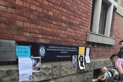 Misie przed konsulatem. Polacy wyrażają solidarność z rodzicami Alfiego Evansa