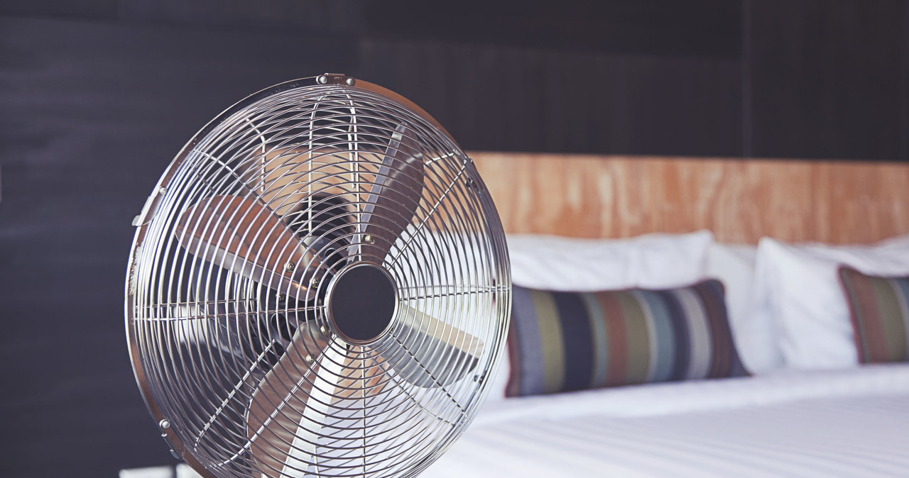 Miska z kostkami lodu podłożona pod wiatrak, stworzy domowy klimatyzator /123RF/PICSEL