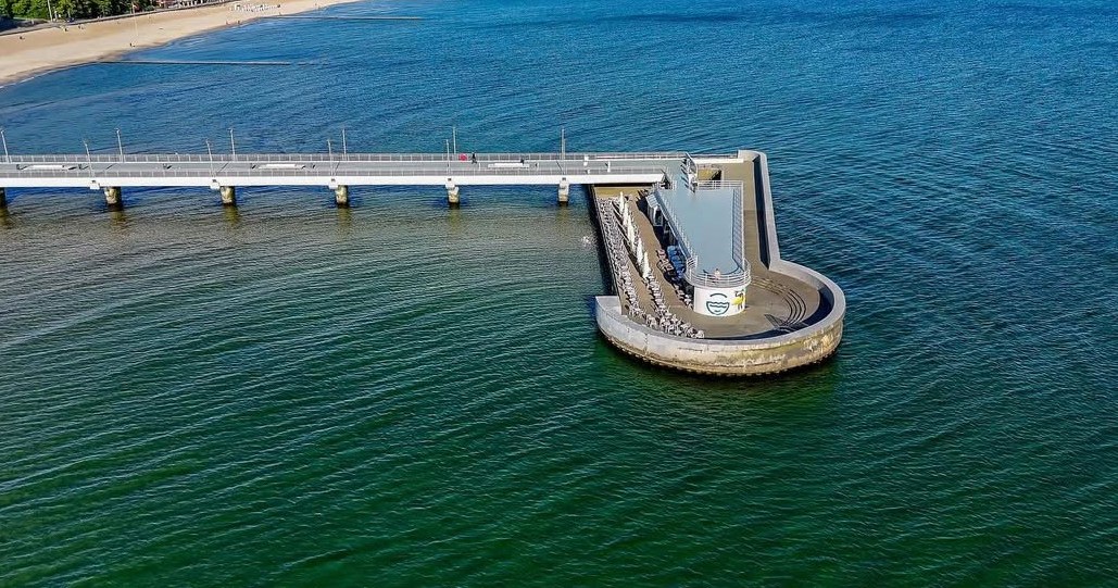 Міський мол - довга штучна споруда, що виступає в море. Вона захищати порт від хвиль, а також є місцем для прогулянок /Domena publiczna