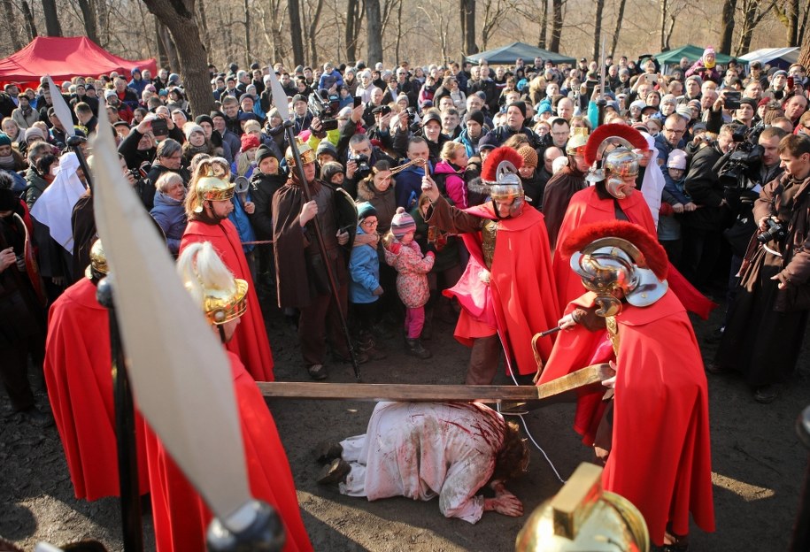 Misterium Męki Pańskiej - droga krzyżowa w Wielki Piątek w Kalwarii Zebrzydowskiej /Stanisław Rozpędzik /PAP