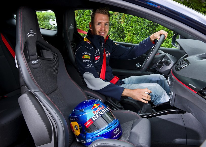 Mistrz F1 - Sebastian Vettel docenił usportowione wnętrze nowego Megane /materiały prasowe