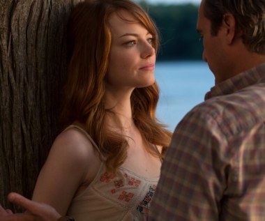 Mistrz kina i geniusz komedii powraca w formie i stylu, za jaki kochają go miliony! - "Nieracjonalny mężczyzna" to jeden z najlepszych, dostarczających najwięcej rozrywki filmów Woody'ego Allena ostatnich lat – chwali "The Hollywood Reporter", a apetyty na premierę zaostrza obszerna galeria zdjęć. 

A w niej – na pierwszym planie – miłosne perypetie Joaquina Phoenixa i pięknej Emmy Stone. Nowa muza Allena, tym razem w roli romantycznej studentki, dawno nie wyglądała tak uwodzicielsko!   