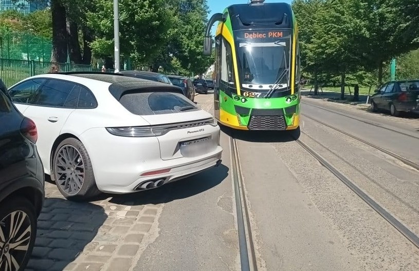 Mistrz parkowania w Porsche zablokował ruch tramwajowy