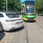 Mistrz parkowania w Porsche zablokował ruch tramwajowy