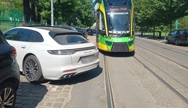 Mistrz parkowania w Porsche zablokował ruch tramwajowy