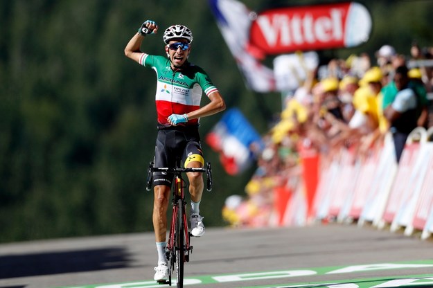 Mistrz Włoch Fabio Aru z ekipy Astana wygrał w La Planche des Belles Filles w Wogezach piąty etap kolarskiego Tour de France /GUILLAUME HORCAJUELO  /PAP/EPA
