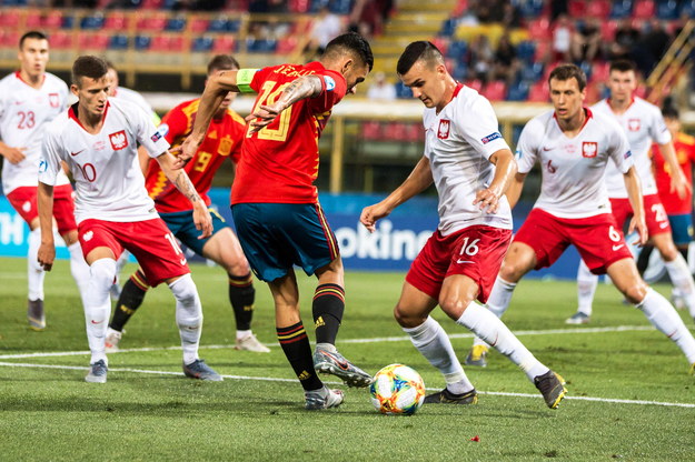 Mistrzostwa Europy U-21: Hiszpania - Polska 5:0. Na zdjęciu: o piłkę walczą Dani Ceballos i Patryk Dziczek /ALFIO GUARISE /PAP/EPA