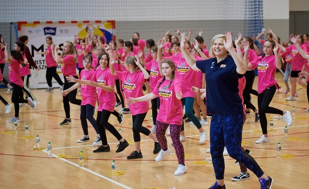 Mistrzynie sportu na specjalnej lekcji wychowania fizycznego z uczennicami