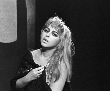 Mit Marilyn Monroe, którym karmiła się wyobraźnia Jędrusik, był jednak według niektórych początkiem końca jej kariery.

"Zaczynała karierę olśniewająco. W 'Operze za trzy grosze' Brechta we Współczesnym Kalina była rewelacyjna jako Polly. Wkrótce potem sobie wmówiła tę Monroe i wpadła w dziwną manierę, której bardzo u niej nie lubiłem. Starałem się wtedy, żeby w 'Kabarecie' jak najmniej mówiła. Śpiewała świetnie" - dodawał Jeremi Przybora, twórca Kabaretu Starszych Panów.