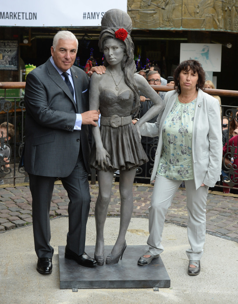 Mitch i Janice Winehouse przy pomniku swej córki w Camden Town, 14 września 2014 r. /Rune Hellestad- Corbis/ Corbis /Getty Images