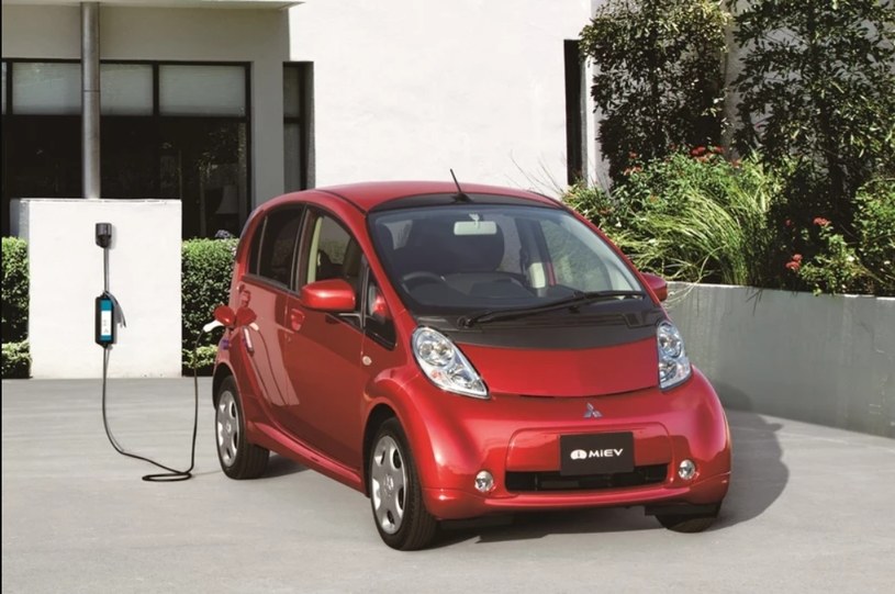 Mitsubishi i-MIEV ma zaskakująco pojemne wnętrze, ale „baterie” podatne na zmiany temperatury /materiały prasowe