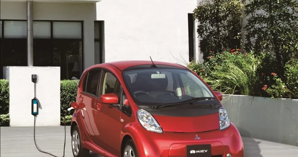 Mitsubishi i-MIEV ma zaskakująco pojemne wnętrze, ale „baterie” podatne na zmiany temperatury /materiały prasowe