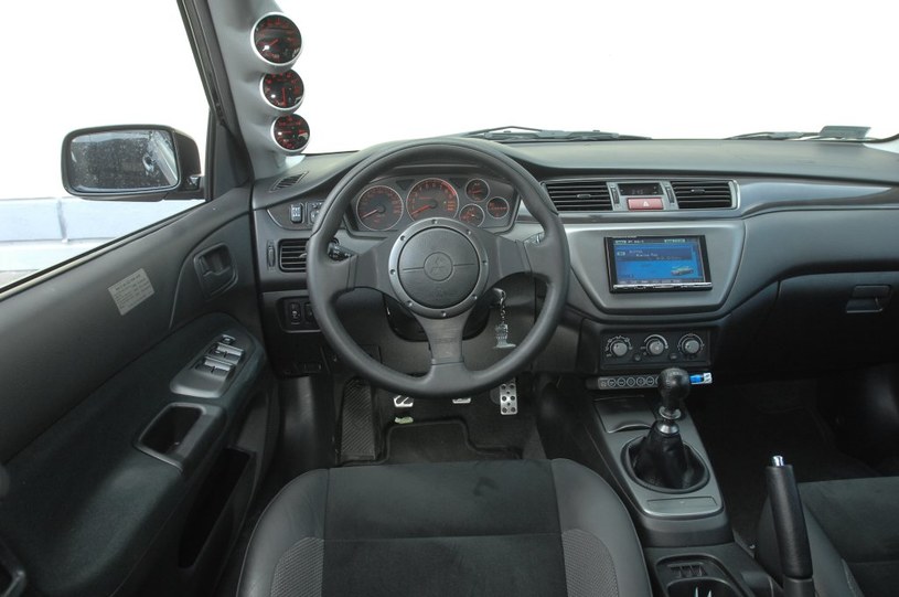 Mitsubishi Lancer Evo IX: w kierownicy Momo zmieścił się airbag. Wiele aut ma opcjonalny turbotimer (opóźnianie wyłączenia silnika). /Motor
